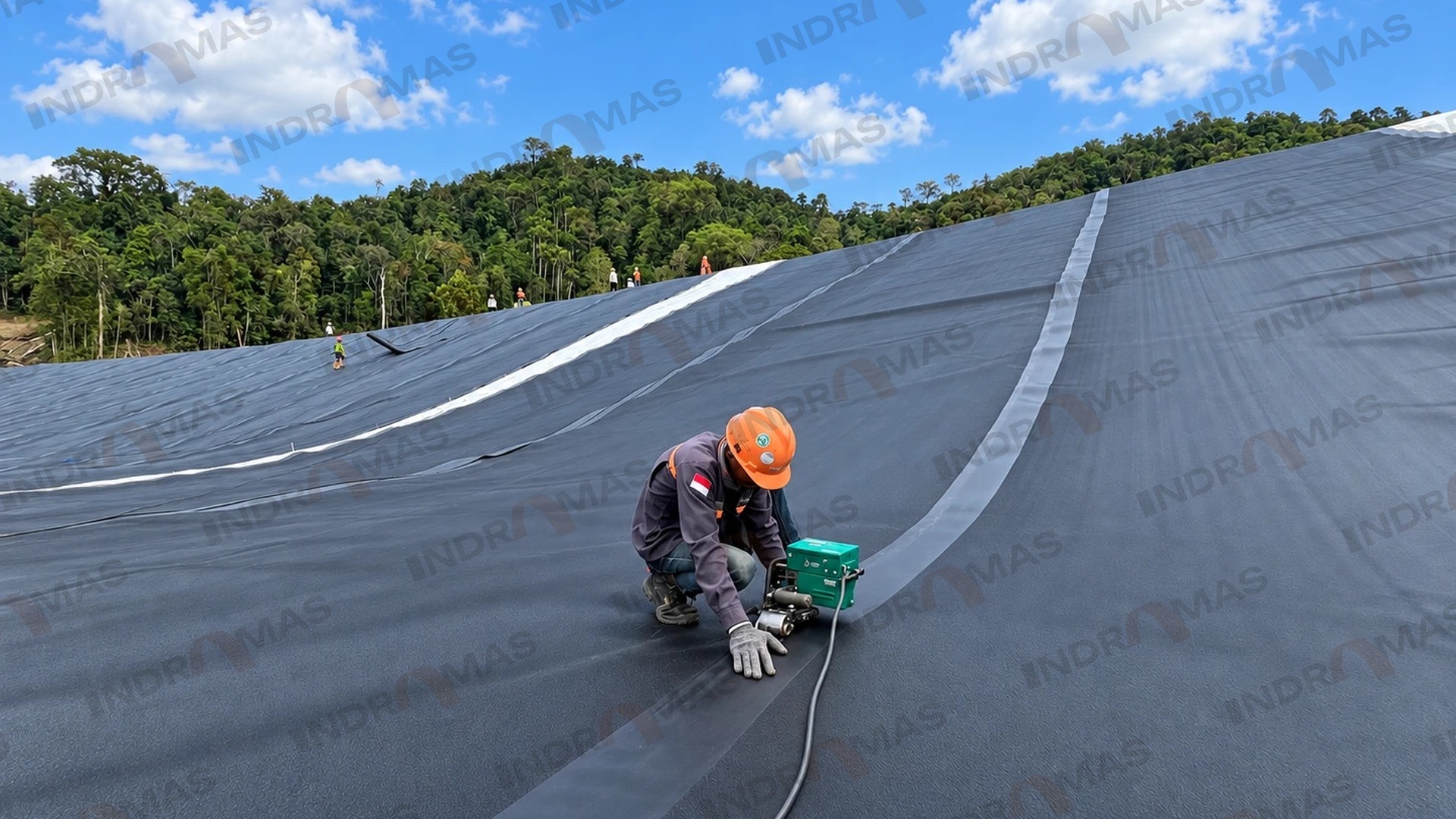 Indramas technician welding HDPE geomembrane seams on a slope